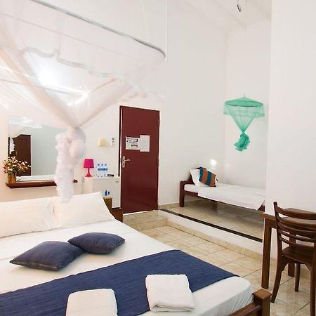 Oyo 347 Hotel Empryean Katunayaka Buitenkant foto