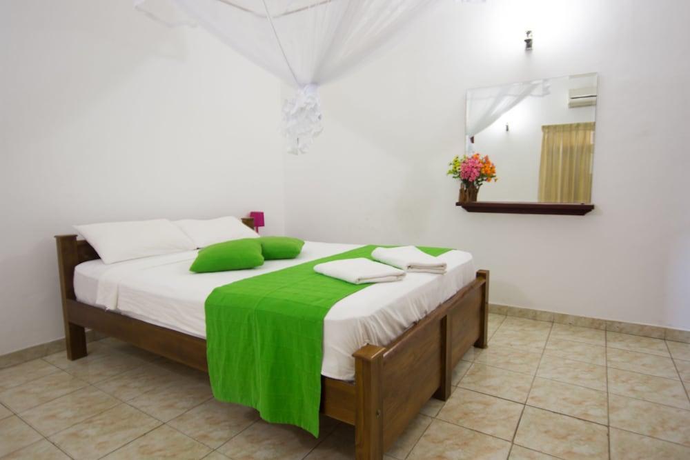 Oyo 347 Hotel Empryean Katunayaka Buitenkant foto