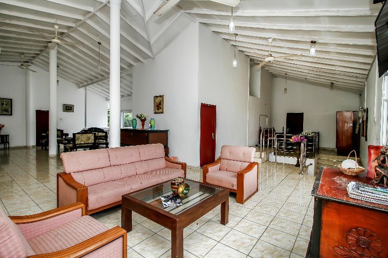 Oyo 347 Hotel Empryean Katunayaka Buitenkant foto