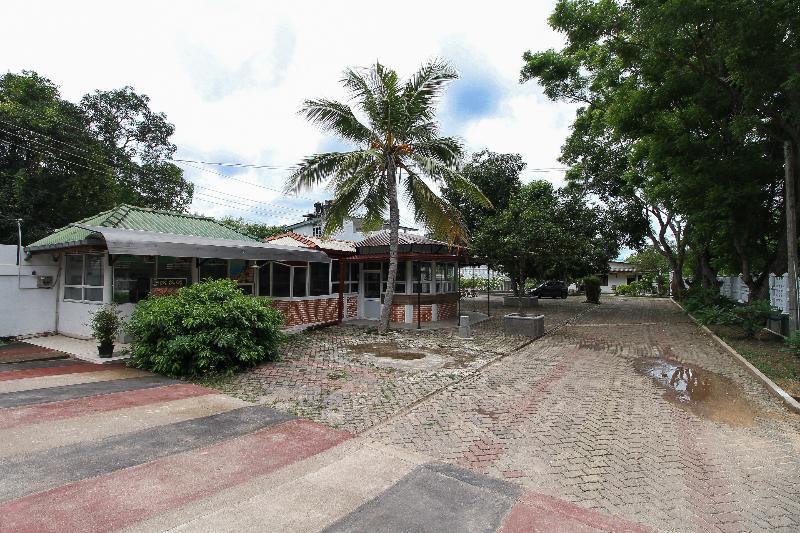 Oyo 347 Hotel Empryean Katunayaka Buitenkant foto