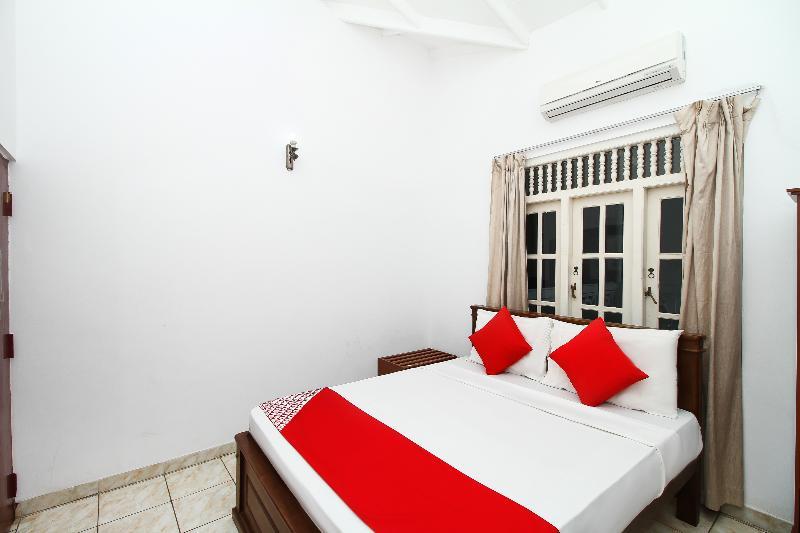 Oyo 347 Hotel Empryean Katunayaka Buitenkant foto