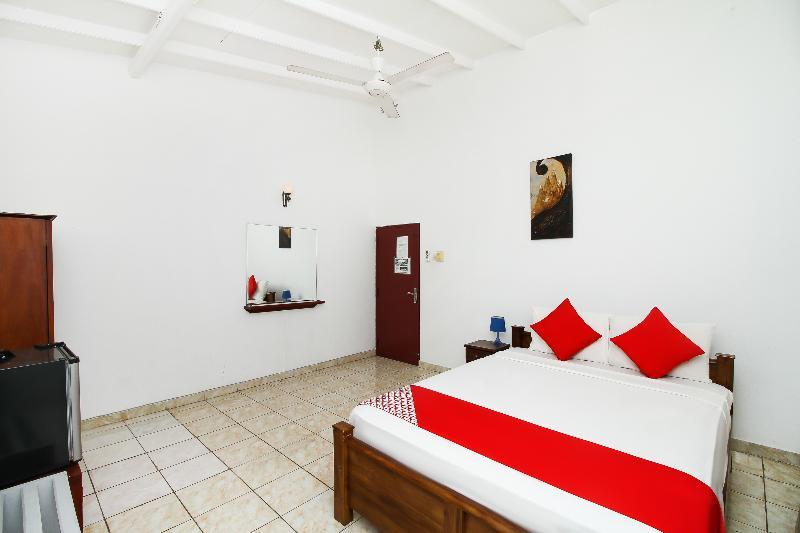 Oyo 347 Hotel Empryean Katunayaka Buitenkant foto