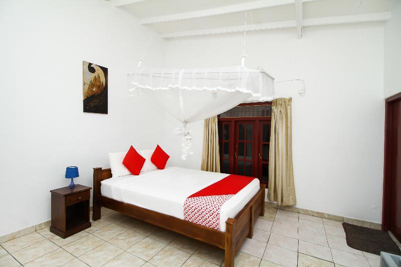 Oyo 347 Hotel Empryean Katunayaka Buitenkant foto
