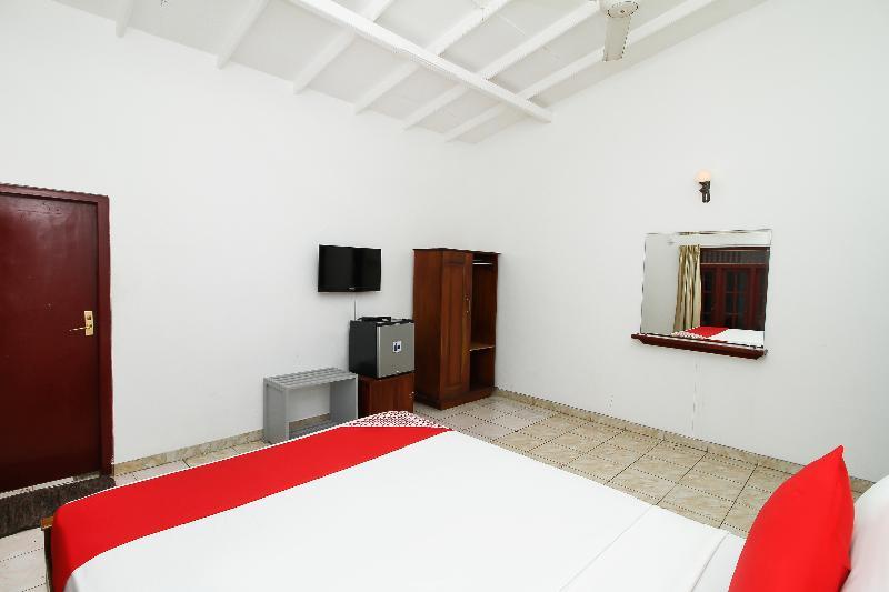 Oyo 347 Hotel Empryean Katunayaka Buitenkant foto