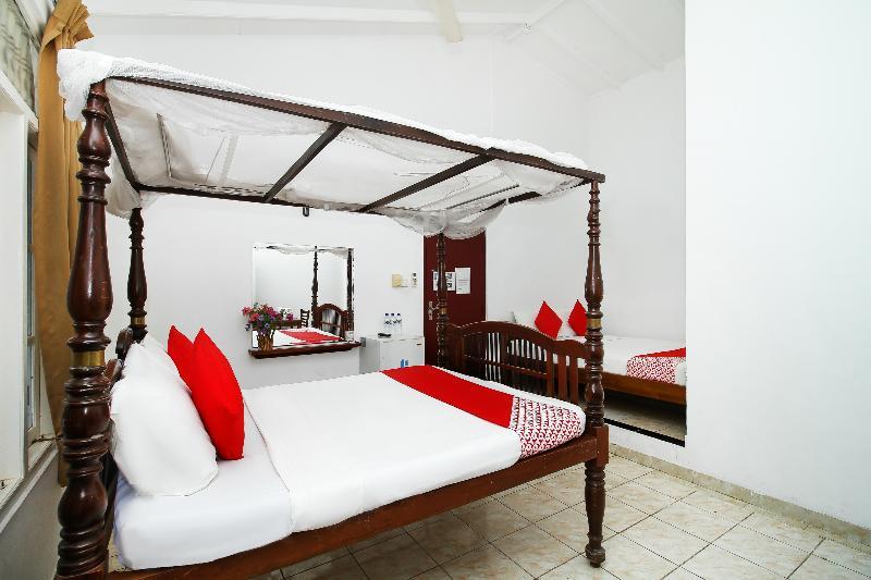 Oyo 347 Hotel Empryean Katunayaka Buitenkant foto