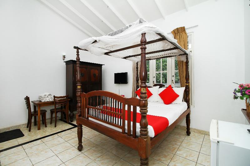 Oyo 347 Hotel Empryean Katunayaka Buitenkant foto