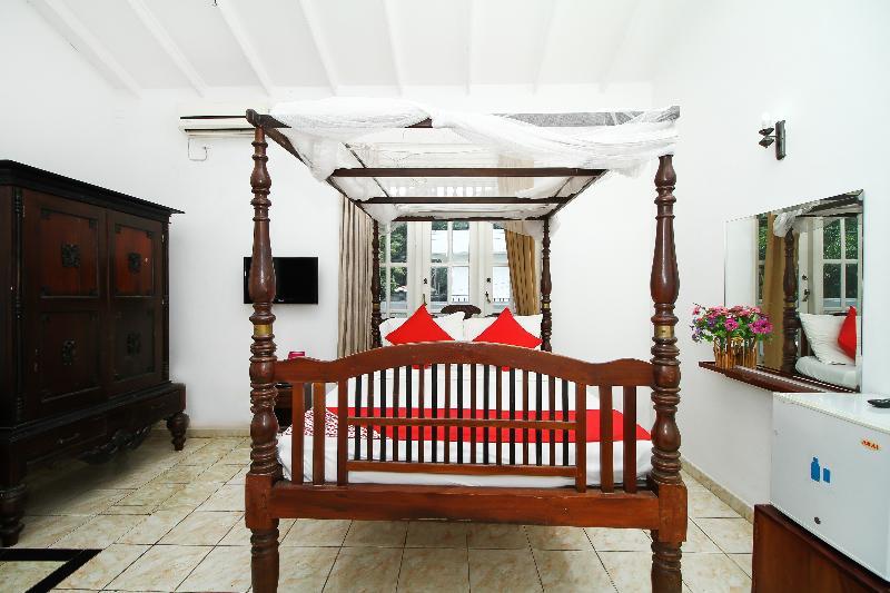 Oyo 347 Hotel Empryean Katunayaka Buitenkant foto