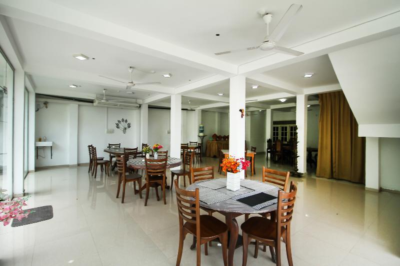 Oyo 347 Hotel Empryean Katunayaka Buitenkant foto