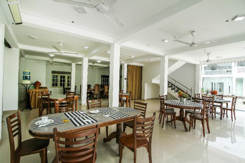 Oyo 347 Hotel Empryean Katunayaka Buitenkant foto